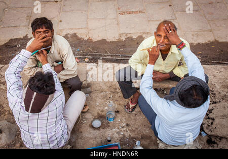 Rasage matin, scène de rue à Assi Ghat, Gange, Varanasi, Uttar Pradesh, Inde. Banque D'Images