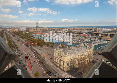 Propagation d'une vue sur la ville depuis le haut de cette colonne corinthienne 1888 ouvragée surmontée de la statue de Christophe Colomb. Passeig de Colom en premier plan et la marina t Banque D'Images