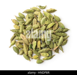 Vue de dessus de gousses de cardamome isolated on white Banque D'Images