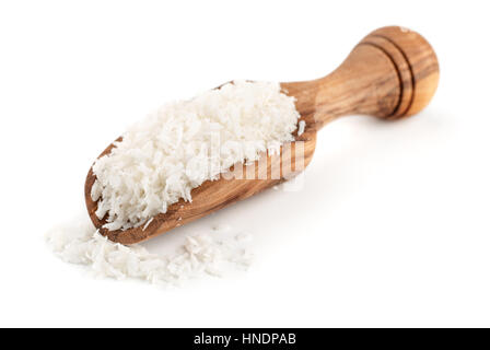 Scoop en bois plein de copeaux de coco isolated on white Banque D'Images