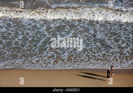 Couple en train de marcher sur la plage. Portrait d'une plage d'Isla Verde, Puerto Rico, San Juan, Puerto Rico Banque D'Images