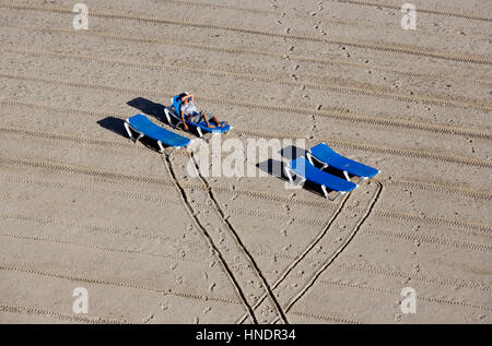 Portrait d'une personne sur une plage d'Isla Verde tropical sur une chaise longue, Carolina, San Juan, Puerto Rico Banque D'Images