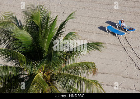 Portrait d'une personne sur une plage d'Isla Verde tropical sur une chaise longue, Carolina, San Juan, Puerto Rico Banque D'Images