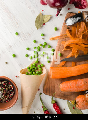 Légumes mixtes sur fond de bois blanc. Copier l'espace. Banque D'Images