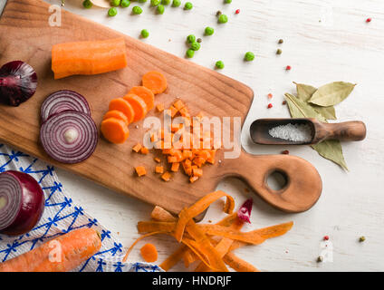 Légumes mixtes sur fond de bois blanc. Copier l'espace. Banque D'Images