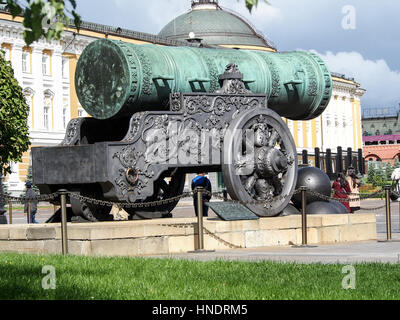 Le Tsar Cannon, logé à l'intérieur du Kremlin dans le centre-ville de Moscou, est le plus grand calibre par bombard dans le monde. Banque D'Images