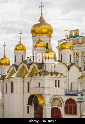 Dôme doré de la cathédrale russe orthodoxe de l'annonciation sur la place de la cathédrale à l'intérieur du Kremlin à Moscou en Russie. Banque D'Images