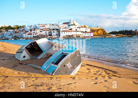 Ancien bateau de pêcheur sur la plage près de Lagos dans l'Algarve Portugal Banque D'Images