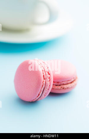 Délicieux macarons sucrés. Les macarons sur fond bleu. Banque D'Images