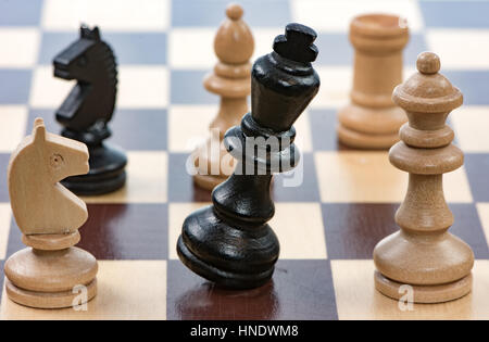 Checkmate - Partie d'échecs avec la chute d'un roi. Focus sélectif. Banque D'Images