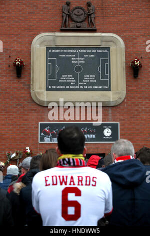 Manchester United fans se souvenir des victimes de la catastrophe aérienne de Munich avant la Premier League match à Old Trafford, Manchester. Banque D'Images