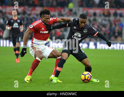 Middlesbrough's Adam Traore (à gauche) et d'Everton's Ademola Lookman en action au cours de la Premier League match au stade Riverside, Middlesbrough. Banque D'Images