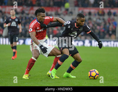 Middlesbrough's Adam Traore (à gauche) et d'Everton's Ademola Lookman en action au cours de la Premier League match au stade Riverside, Middlesbrough. Banque D'Images