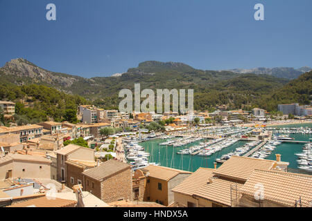 Vue sur les toits de la ville et de la mer en été mediterranean resort Banque D'Images