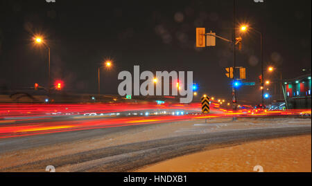 Trafic de nuit à Steeles & Hurontario, Brampton, ON Banque D'Images