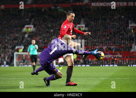 Zlatan Ibrahimovic Manchester United (à droite) et Watford gardien Heurelho Gomes (à gauche) en action au cours de la Premier League match à Old Trafford, Manchester. Banque D'Images