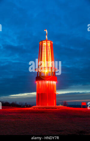 Vue de la Halde Rheinpreussen, une pointe de déchets miniers, à Moers, Allemagne, l'installation, Geleucht Das d'Otto Piene, 30 mètres de haut, réplique d'une mine l Banque D'Images