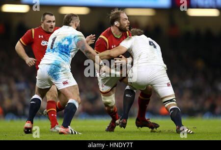 Wale's Jonathan Davies (centre) est abordé par l'Angleterre's Joe Marler (à gauche) et Joe Launchbury pendant le Tournoi RBS 6 Nations match à la Principauté Stadium, Cardiff. Banque D'Images