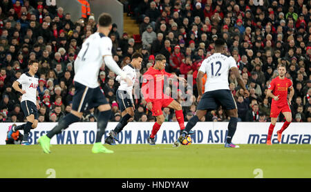 Le centre de Liverpool, Roberto Firmino (centre) en action au cours de la Premier League match à Anfield, Liverpool. Banque D'Images