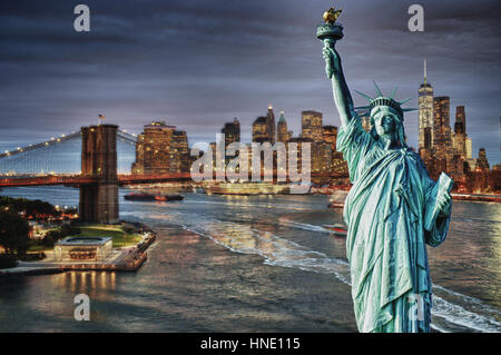 Collage - Manhattah avec skyline Brooklyn Bridge at night et Statue de la liberté. Banque D'Images