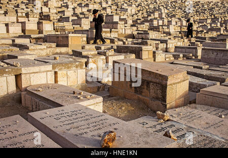 Les juifs orthodoxes, dans le cimetière juif, le Mont des Oliviers, Jérusalem, Israël. Banque D'Images