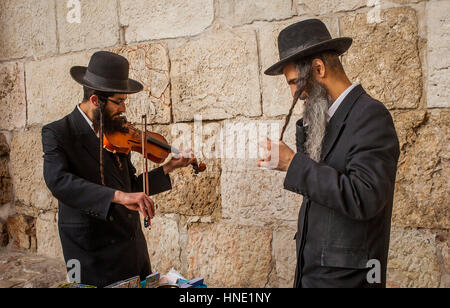 Artiste, artistes, Juifs orthodoxes prêchant comme musiciens de rue, à la porte de Jaffa, la vieille ville, Jérusalem, Israël. Banque D'Images