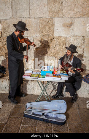 Artiste, artistes, Juifs orthodoxes prêchant comme musiciens de rue, à la porte de Jaffa, la vieille ville, Jérusalem, Israël. Banque D'Images