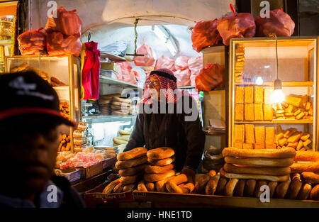 L'homme, musulman, cabine de vente de pain, dans David street,Souk Arabe, vieille ville, Jérusalem, Israël. Banque D'Images