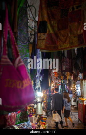 Couple juif, dans la région de souk arabe, marché couvert, au quartier musulman, vieille ville, Jérusalem, Israël. Banque D'Images