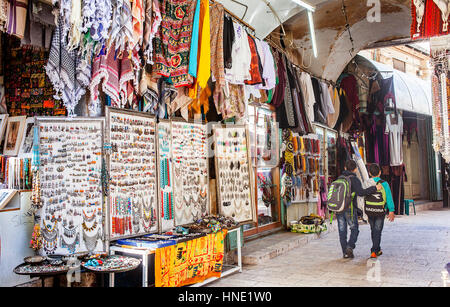 Les enfants, l'amitié, Souk Arabe marché dans le quartier musulman, vieille ville, Jérusalem, Israël. Banque D'Images