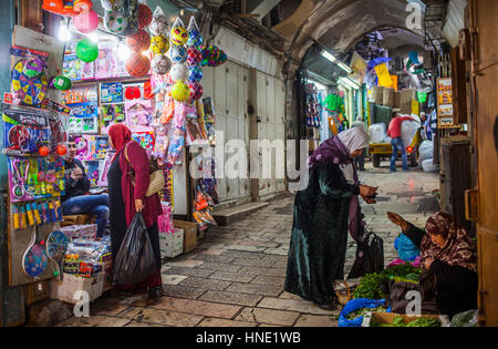 Boutique, femme, femmes, hiyab, Beit Habad,rue du Marché Arabe Souk, le quartier musulman, la vieille ville, Jérusalem, Israël. Banque D'Images