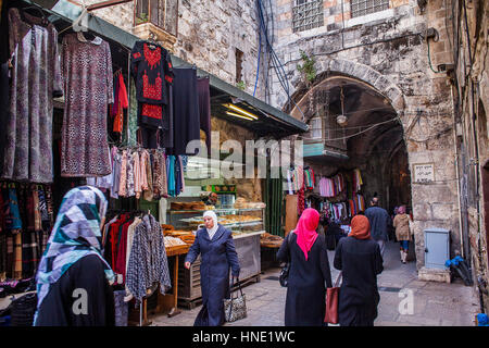 Femmes, femmes, hiyab, Al Wad Street,Souk marché arabe, le quartier musulman, la vieille ville, Jérusalem, Israël. Banque D'Images