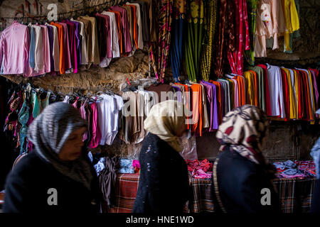 Femmes, femmes, hiyab, Al Wad Street,Souk marché arabe, le quartier musulman, la vieille ville, Jérusalem, Israël. Banque D'Images