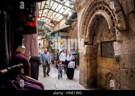 Homme, Femme, hiyab, Ala'e din street, le quartier musulman, la vieille ville, Jérusalem, Israël. Banque D'Images