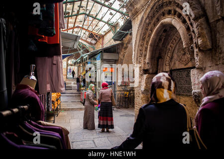 Femmes, femmes, hiyab, Ala'e din street, le quartier musulman, la vieille ville, Jérusalem, Israël. Banque D'Images