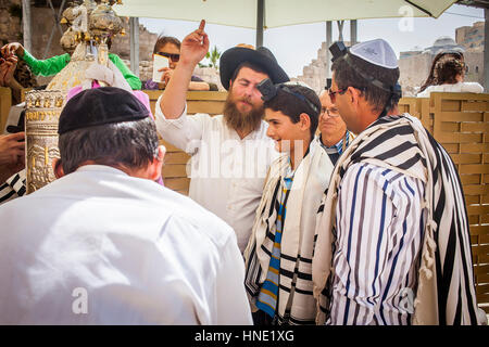 Mur des lamentations, le Mur occidental, les hommes, Bar Mitzvah cérémonie, Quartier Juif, vieille ville, Jérusalem, Israël. Banque D'Images