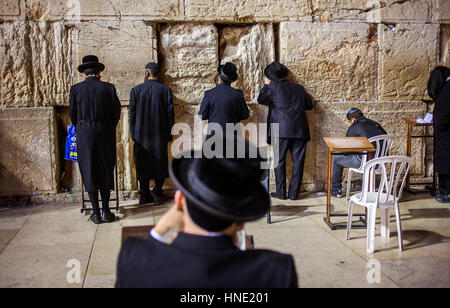 Mur des lamentations, les hommes, les hommes de prière prier au Mur occidental, le Quartier Juif, vieille ville, Jérusalem, Israël. Banque D'Images