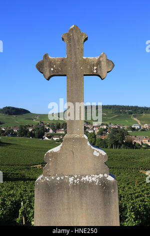 Croix de Pierre. Cimetière dans le vignoble. Banque D'Images
