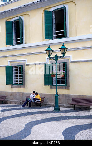 Scène de rue, couple, amour, amoureux, Largo de Santo Agostinho, Macao, Chine Banque D'Images