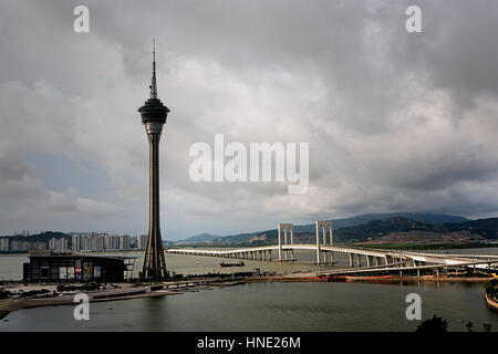 La Tour de Macau et Sai Van pont reliant l'île de Taipa à Macao Macao,Chine, Banque D'Images