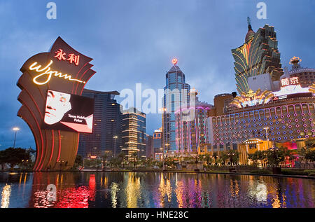 Wynn Hotel & Casino, la Banque de Chine, et Grand Lisboa Hotel-Casino, vue de la fontaine de l'entrée principale de l'hôtel et casino Wynn Macau,Chine, Banque D'Images