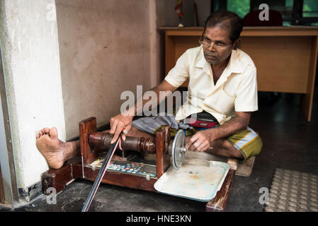 Atelier de taille de pierre gemme, Ratnapura, Sri Lanka Banque D'Images