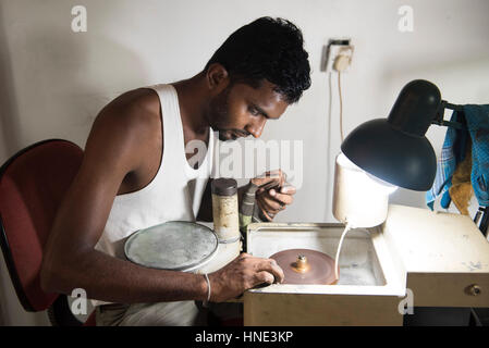 Atelier de taille de pierre gemme, Ratnapura, Sri Lanka Banque D'Images