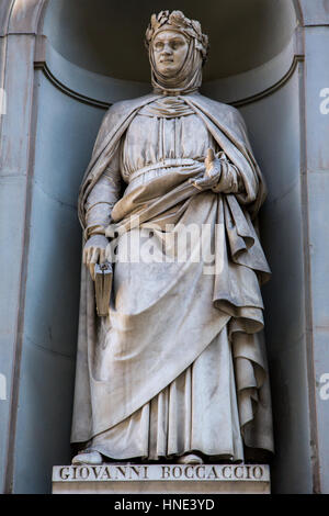 Statue de Giovanni Boccaccio sur la Piazza degli Uffizi à Florence Italie Banque D'Images