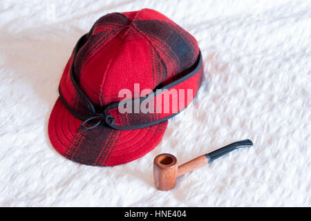 Tuyau utilisé pour fumer le tabac et d'un buffle rouge plaid hat pour être portés par un groom sur son mariage. Banque D'Images