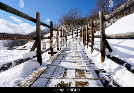 Noboribetsu Onsen et pont passerelle hell valley neige hiver Parc national dans Jigokudani, Hokkaido, Japon Banque D'Images