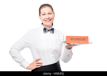 Waiter holding un bac d'une publicité pour la réservation et souriant Banque D'Images