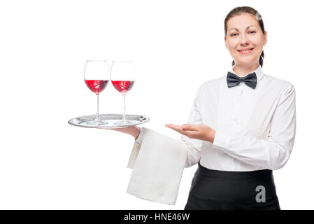 Happy waiter avec verres de vin sur un plateau accueille les visiteurs Banque D'Images