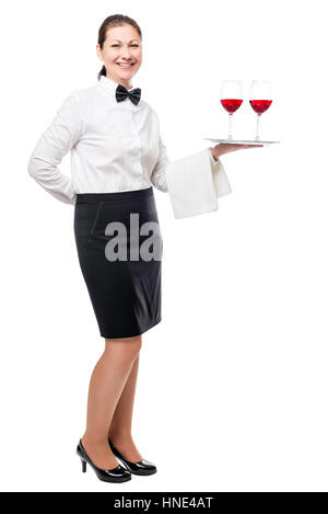 Portrait d'une jeune serveuse avec des verres de vin rouge sur un plateau isolé en pleine longueur Banque D'Images