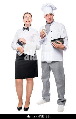 Chef avec poêle et serveuse avec un plateau sur un fond blanc en pleine longueur Banque D'Images